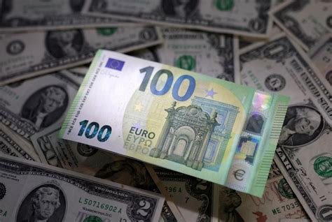 L euro tombe à son plus bas niveau depuis deux ans après la chute des