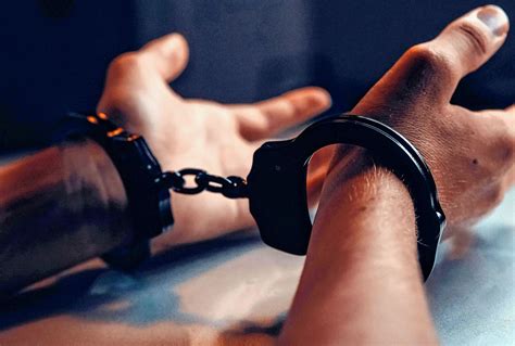 Handschellen Beim Sex Defekt Polizei Befreit Liebespaar Aus Misslicher