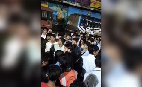 Video बर्थडे पर एक दूसरे पर केक फेंक रहे थे मेडिकल छात्र