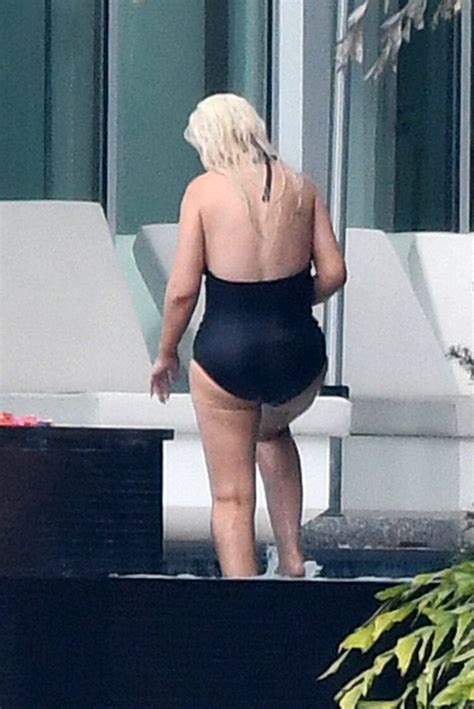 Sexy Hot Christina Aguilera Bikini Pics