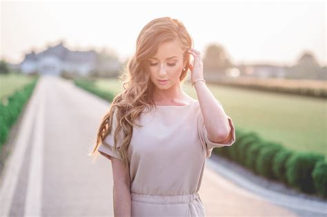 STYLIZACJA WESELNA SUKIENKA NUDE Z ODKRYTYMI PLECAMI StylOly blog by Aleksandra Marzęda