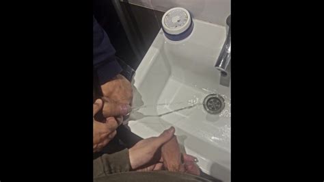 Два гетеросексуальных друга писают вместе в баре Pornhub Gay