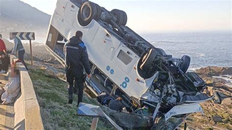 Cuatro Heridos Al Volcar Un Microb S En El Entorno De Cabo Silleiro