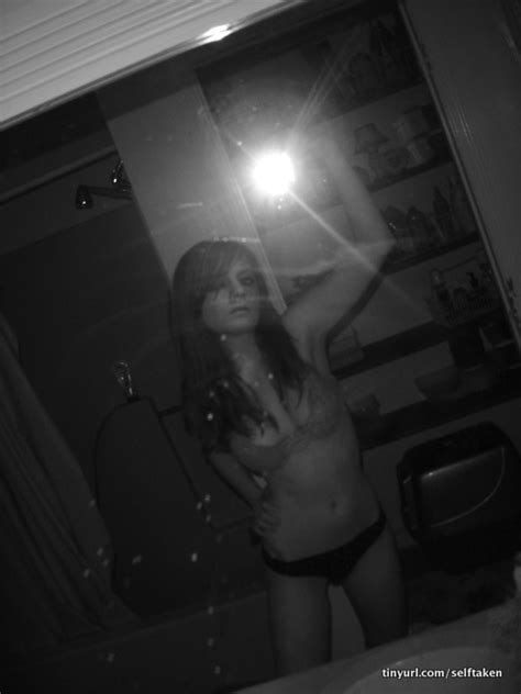 Amateur Teen Selfies Mirror Porn Pic