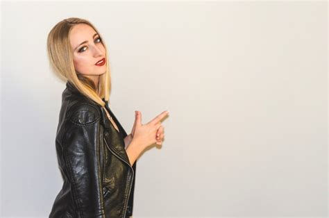 Fille Blonde Portant Une Veste En Cuir Photo Gratuite