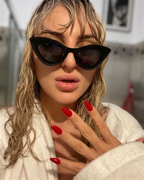 Arisa nuovo scatto hot sui social sfoggia nuda tutta la sua morbida felicità Giornale di