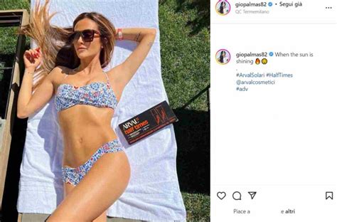 Giorgia Palmas stesa sul lettino è coperta solo da un mini bikini