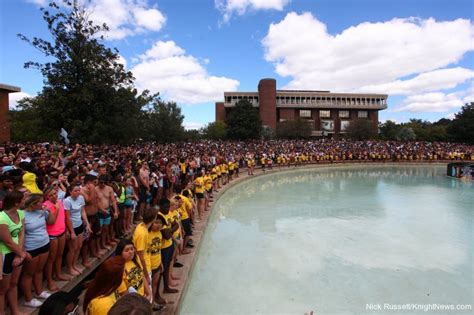 Hundreds Charge Into Ucf Reflection Pond For Annual Spirit Splash