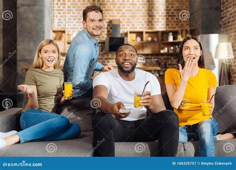 Quattro Migliori Amici Gay Che Godono Del Film Immagine Stock Immagine Di Interno Risata