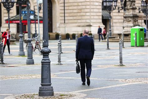 european investment banker bonuses set   biggest   bloomberg