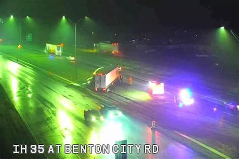 Jackknifed 18 Wheeler Closes Down Part Of I 35 South At Benton City