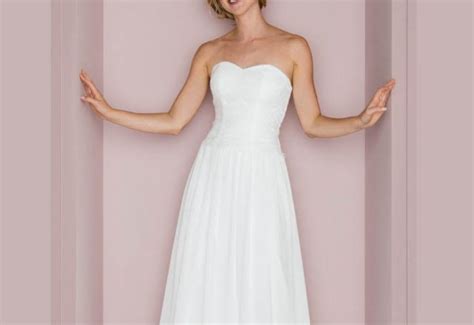 Brautkleid Nude schmales Spitzenkleid mit atemberaubender Tüllrücken