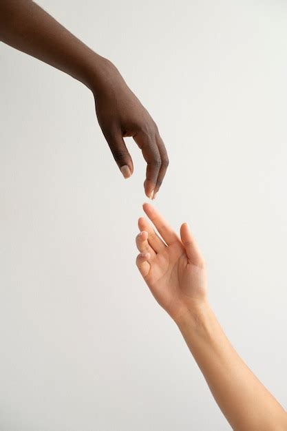 Mãos humanas contra um fundo branco Foto Grátis