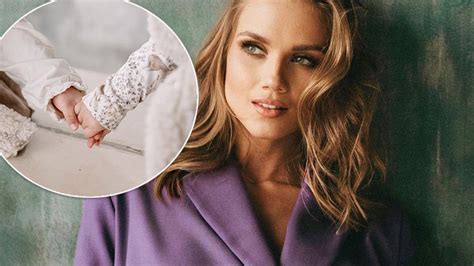 Kuse bikini i córka na rękach Tak Agnieszka Kaczorowska spędza kolejny urlop z rodziną Ale forma