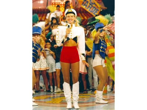 Foto Xuxa Meneghel e suas icônicas botas brancas shorts hot pants chapéu e blusa