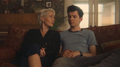 Xem phim Sex Education tôi nhận ra mình là bà mẹ thiếu tinh tế