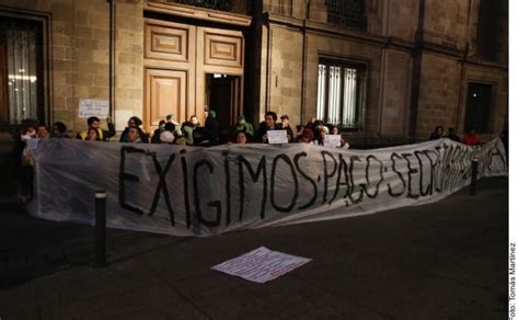 Artistas Bloquean Accesos A Palacio Nacional En CDMX