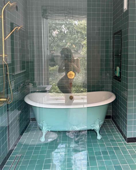 Emily Ratajkowski Shared A Naked Selfie On Instagram