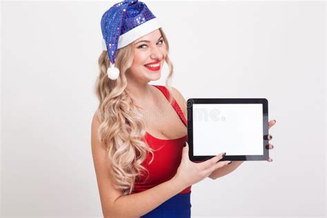 La Belle Blonde Avec De Grands Seins Se Tenant Sur Un Backgr Blanc Image stock Image du beauté