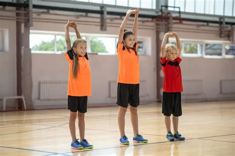 Deportes Tres Ni Os Haciendo Estiramientos En La Lecci N De Educaci N