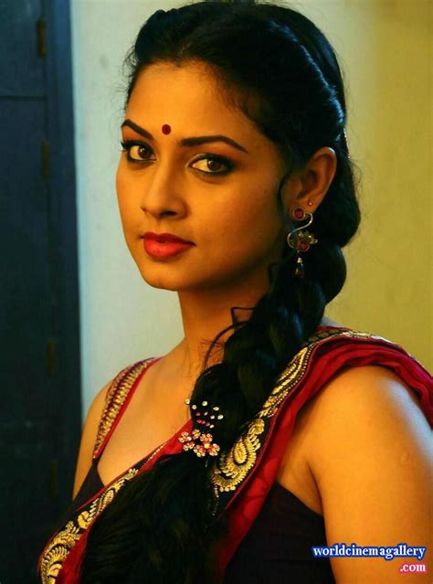 Pooja Umashankar Hot Saree Stills From Vidiyum Mun Movie