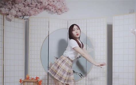 Dàn hot girl mặc đồng phục nữ sinh thực hiện vũ điệu lắc hông gây tranh cãi trái chiều Thời