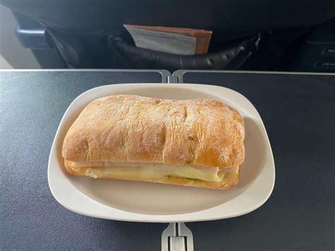 United Airlines Restores Hot Meals What To Expect Onboard Live And