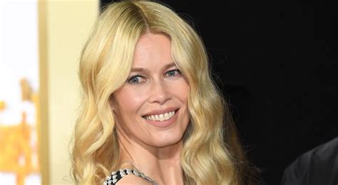 Claudia Schiffer ahurissante en bikini elle dévoile sa silhouette de