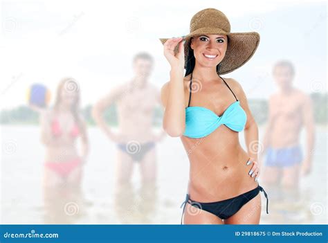Mooie Vrouw In Bikini Stock Afbeelding Image Of Hoed
