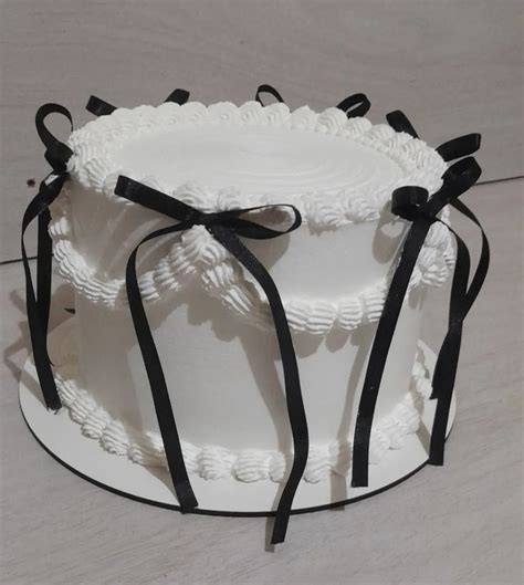Bolo Com Lacinho Preto - Bolo simples com lacinho | Bolo vintage laço preto, Bolo de aniversário ...