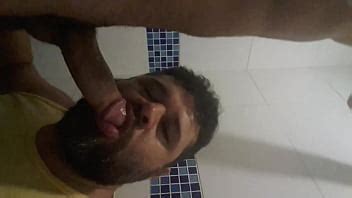 chupando en el baño XVIDEOS