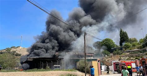 Un incendio afecta una nave de una empresa en el barrio de Belén de Cabra