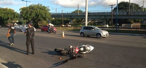 Motociclista morre após bater em poste na avenida ACM Metro 1