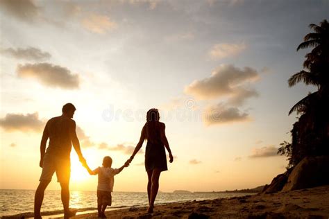 La Familia Camina Por La Playa Al Atardecer Con Su Hijo Silueta Imagen