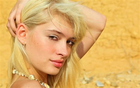 Brunette Bermata Cokelat Wajah Perhiasan Lihat Wallpaper Hd Wallpaperbetter