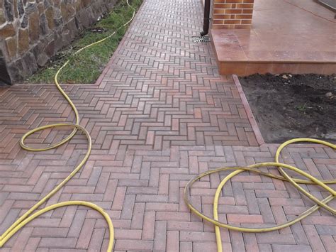 Как отмыть тротуарную плитку?