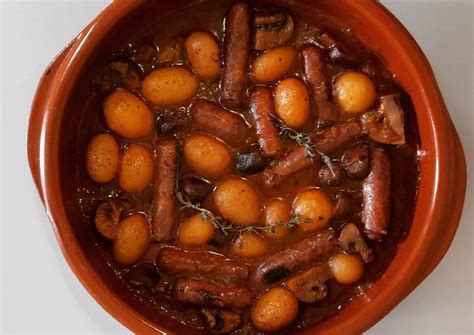 Salchichas guisadas al vino tinto con patatas y champiñones Receta de