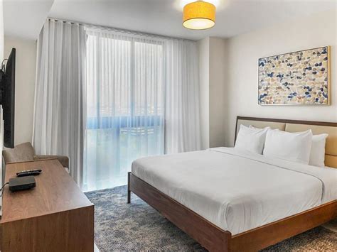 Three bedroom suites for 2-9 people in Miami | Suiteness — Stay connected