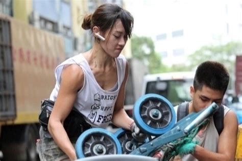 Hot girl bốc vác xinh nhất Hong Kong sau năm viral khắp cõi mạng Đời sống ZNEWS VN