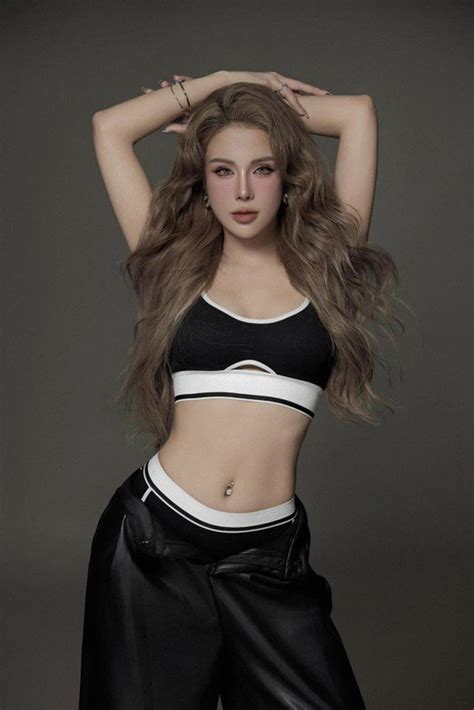 Diệp Lâm Anh khoe dáng với bikini trước tin đồn có bạn trai mới