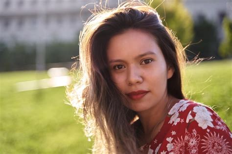 Retrato De Una Joven Latina Mirando A La C Mara Con Cabello Casta O Largo Y Espacio Para Copiar