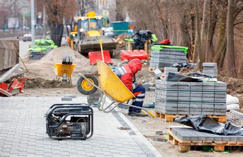 Un Constructor Cansado Toma Un Descanso Entre El Trabajo Sentado En