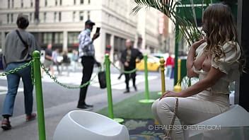 consolador en exhibición y tetas en la calle XVIDEOS