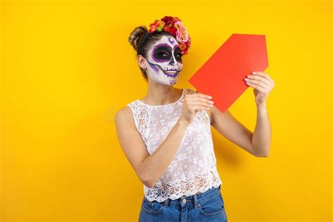 Retrato De Catrina Mexicana De Una Joven Latina Sosteniendo Un Tel Fono