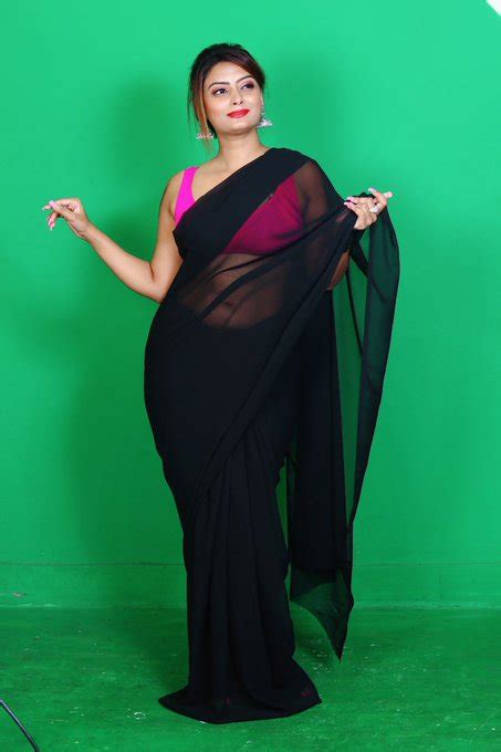 Twinkle Kapoor Hot In Saree Photos