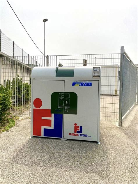 A Bacoli le nuove isole ecologiche per smaltire cellulari, smartphone e