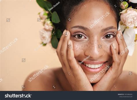 Im Genes De Brunette With Freckles Im Genes Fotos Y Vectores De Stock Shutterstock