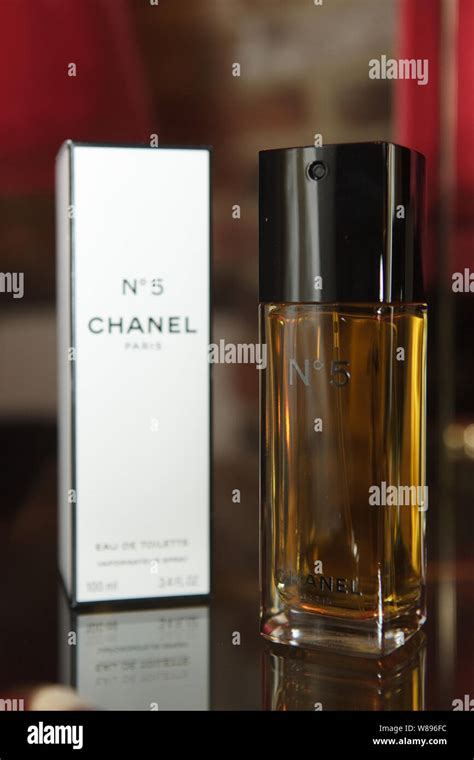 Chanel no 5 bottle Fotos und Bildmaterial in hoher Auflösung Alamy