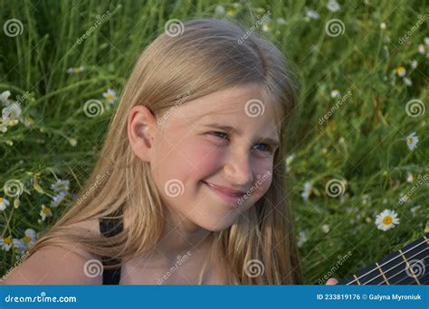 Beau Portrait D Une Jeune Fille Blonde Photo Stock Image Du Geste Camomille