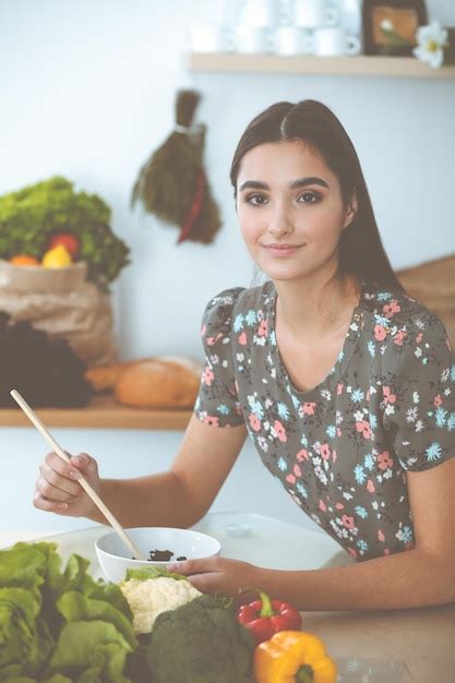 Una Atractiva Joven De Cabello Oscuro Prueba Una Nueva Receta Para Una